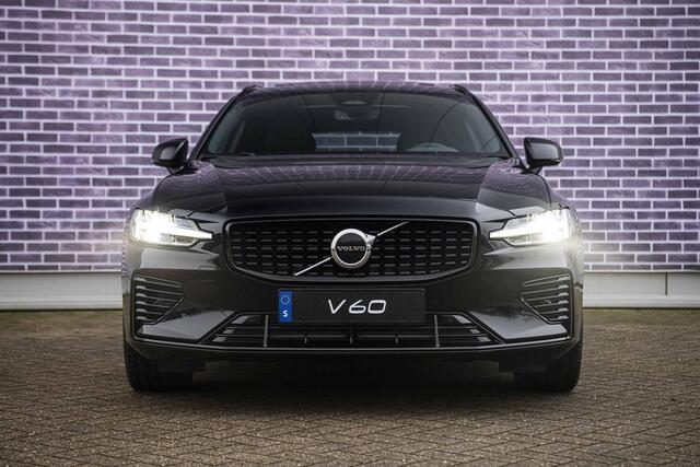 Volvo V60 T6 Plug-in hybrid AWD Ultra Dark | Google | Long Range | Schuif-/Kanteldak | Adaptieve Cruise Control | DAB | Head-Up Display | Camera | Stoelverwarming Voor + Achter | Harman Kardon Audio | Getint Glas | Zitverlenging | Elek. Stoelen | Memory | 19" LM