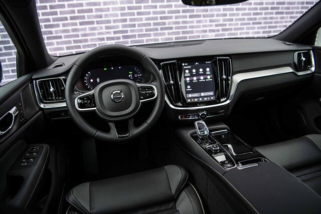 Volvo V60 T6 Plug-in hybrid AWD Ultra Dark | Google | Long Range | Schuif-/Kanteldak | Adaptieve Cruise Control | DAB | Head-Up Display | Camera | Stoelverwarming Voor + Achter | Harman Kardon Audio | Getint Glas | Zitverlenging | Elek. Stoelen | Memory | 19" LM