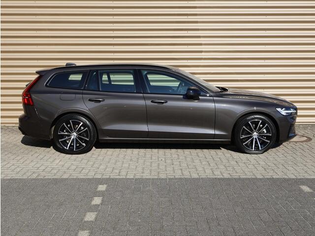 Volvo V60 T6 Plug-in hybrid AWD Plus Dark | Trekhaak | 360 camera | Harman Kardon