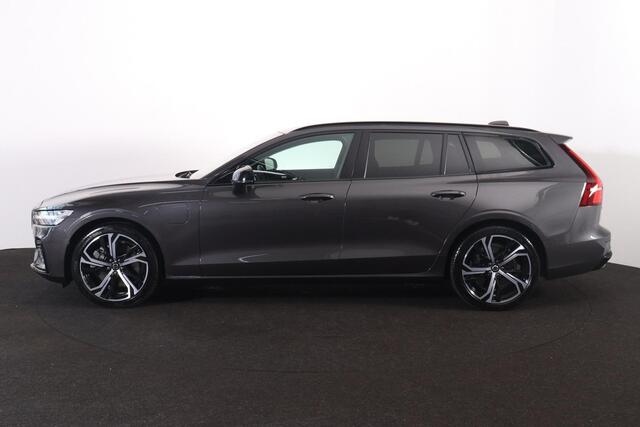 Volvo V60 T6 Recharge AWD Plus Dark - IntelliSafe Assist - Harman/Kardon audio - Adaptieve LED koplampen - Parkeercamera achter - Verwarmde voorstoelen, stuur & achterbank - Parkeersensoren voor & achter - Elektr. bedienb. voorstoelen met geheugen - Extra getint gl