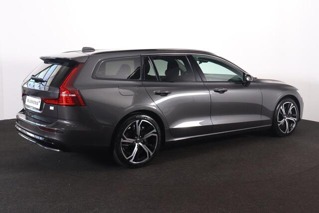 Volvo V60 T6 Recharge AWD Plus Dark - IntelliSafe Assist - Harman/Kardon audio - Adaptieve LED koplampen - Parkeercamera achter - Verwarmde voorstoelen, stuur & achterbank - Parkeersensoren voor & achter - Elektr. bedienb. voorstoelen met geheugen - Extra getint gl