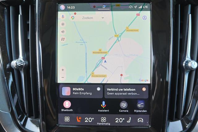 Volvo V60 T6 Recharge AWD Plus Dark - IntelliSafe Assist - Harman/Kardon audio - Adaptieve LED koplampen - Parkeercamera achter - Verwarmde voorstoelen, stuur & achterbank - Parkeersensoren voor & achter - Elektr. bedienb. voorstoelen met geheugen - Extra getint gl