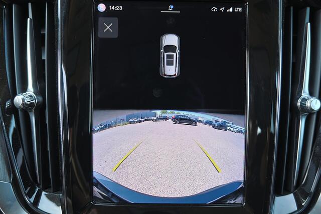 Volvo V60 T6 Recharge AWD Plus Dark - IntelliSafe Assist - Harman/Kardon audio - Adaptieve LED koplampen - Parkeercamera achter - Verwarmde voorstoelen, stuur & achterbank - Parkeersensoren voor & achter - Elektr. bedienb. voorstoelen met geheugen - Extra getint gl