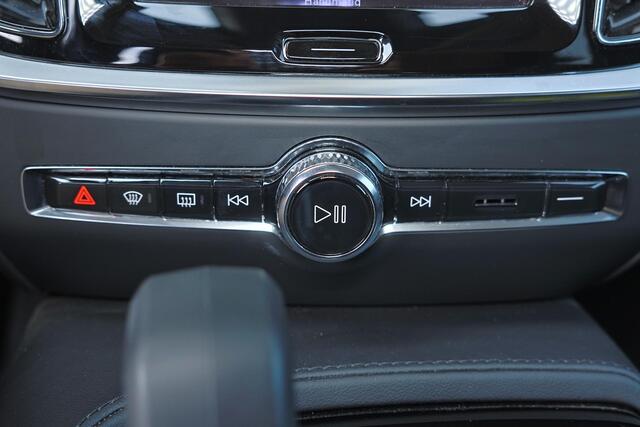 Volvo V60 T6 Recharge AWD Plus Dark - IntelliSafe Assist - Harman/Kardon audio - Adaptieve LED koplampen - Parkeercamera achter - Verwarmde voorstoelen, stuur & achterbank - Parkeersensoren voor & achter - Elektr. bedienb. voorstoelen met geheugen - Extra getint gl