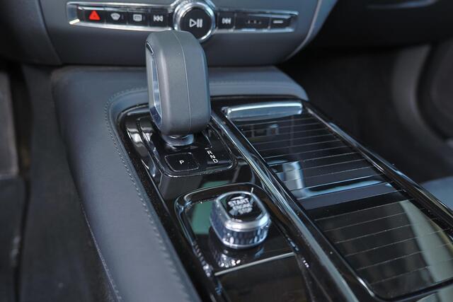 Volvo V60 T6 Recharge AWD Plus Dark - IntelliSafe Assist - Harman/Kardon audio - Adaptieve LED koplampen - Parkeercamera achter - Verwarmde voorstoelen, stuur & achterbank - Parkeersensoren voor & achter - Elektr. bedienb. voorstoelen met geheugen - Extra getint gl