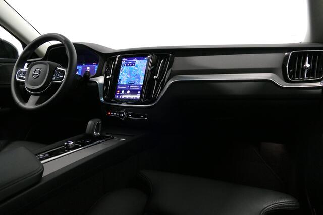 Volvo V60 2.0 B4 Plus Dark / Orig. Nederlands / Harman Kardon Sound System / Elektr. best. stoel + memory / Achteruitrijcamera / Stoelverwarming V + A / Apple Carplay - Android Auto / Elektr. wegklapbare trekhaak / Ambienteverlichting / Stuurwiel verwarming / Black