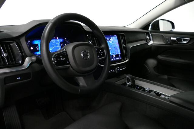 Volvo V60 2.0 B4 Plus Dark / Orig. Nederlands / Harman Kardon Sound System / Elektr. best. stoel + memory / Achteruitrijcamera / Stoelverwarming V + A / Apple Carplay - Android Auto / Elektr. wegklapbare trekhaak / Ambienteverlichting / Stuurwiel verwarming / Black