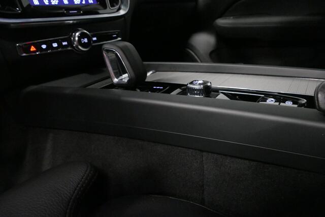 Volvo V60 2.0 B4 Plus Dark / Orig. Nederlands / Harman Kardon Sound System / Elektr. best. stoel + memory / Achteruitrijcamera / Stoelverwarming V + A / Apple Carplay - Android Auto / Elektr. wegklapbare trekhaak / Ambienteverlichting / Stuurwiel verwarming / Black