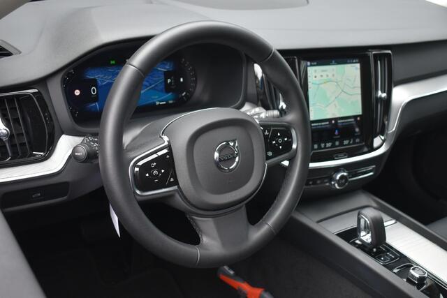 Volvo V60 2.0 B4 Plus Dark | Semi Elek. inklapbare trekhaak | Stoel-stuurwiel verwarming | Adaptieve cruise Controle met pilot assist | Blis blind spot informatie systeem | achteruitrij camera |