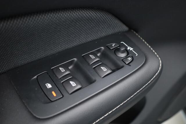 Volvo V60 T8 Recharge AWD R-Design | SOH 97,4% | Memory Seats | Elek. Trekhaak | Pilot Assist | Stoel- Stuurverw. | H&K Audio | Camera + PDC |