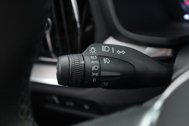 Volvo V60 T8 Recharge AWD R-Design | SOH 97,4% | Memory Seats | Elek. Trekhaak | Pilot Assist | Stoel- Stuurverw. | H&K Audio | Camera + PDC |