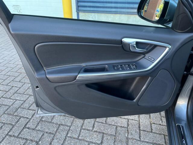 Volvo V60 T3 153PK 2018 Dealeronderhouden Volledig lederen bekleding Parkeersensoren