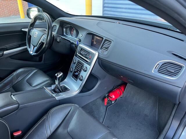 Volvo V60 T3 153PK 2018 Dealeronderhouden Volledig lederen bekleding Parkeersensoren