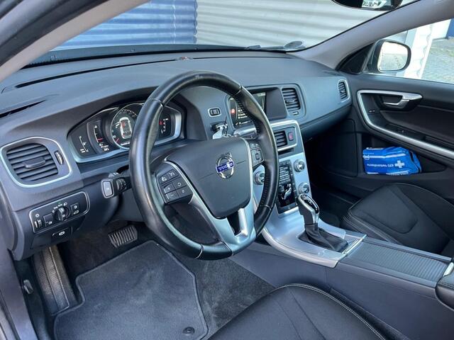 Volvo V60 1.5 T3 aut. 152PK Momentum Dealeronderhouden Trekhaak Navi