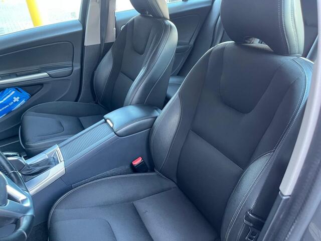 Volvo V60 1.5 T3 aut. 152PK Momentum Dealeronderhouden Trekhaak Navi