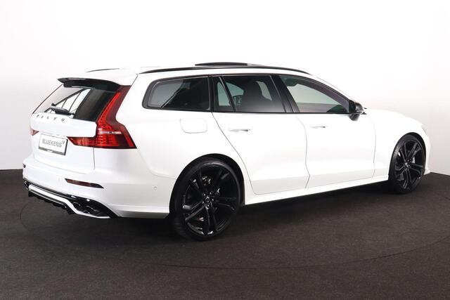 Volvo V60 T8 Recharge AWD Ultra Dark - Panorama/schuifdak - IntelliSafe Assist & Surround - 360º Camera - Harman/Kardon audio - Adaptieve LED koplampen - Verwarmde voorstoelen, stuur & achterbank - Parkeersensoren voor & achter - Elektr. bedienb. voorstoelen met ge