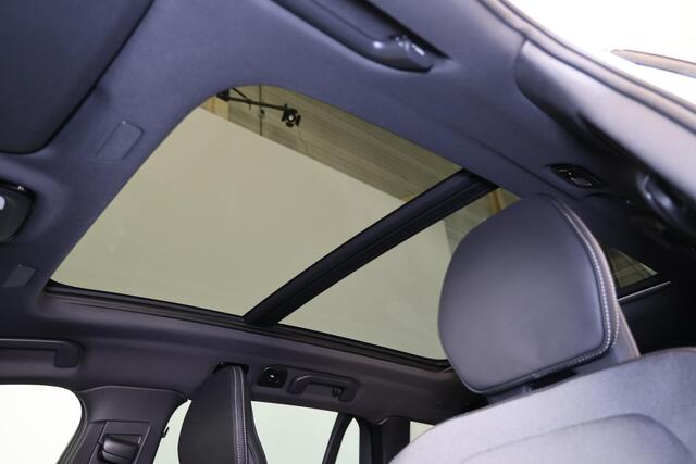 Volvo V60 T8 Recharge AWD Ultra Dark - Panorama/schuifdak - IntelliSafe Assist & Surround - 360º Camera - Harman/Kardon audio - Adaptieve LED koplampen - Verwarmde voorstoelen, stuur & achterbank - Parkeersensoren voor & achter - Elektr. bedienb. voorstoelen met ge