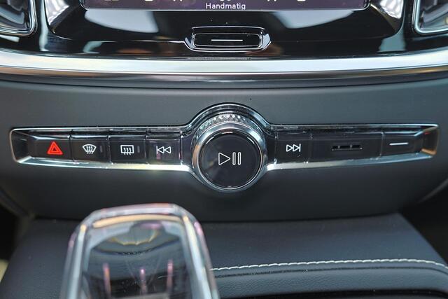 Volvo V60 T8 Recharge AWD Ultra Dark - Panorama/schuifdak - IntelliSafe Assist & Surround - 360º Camera - Harman/Kardon audio - Adaptieve LED koplampen - Verwarmde voorstoelen, stuur & achterbank - Parkeersensoren voor & achter - Elektr. bedienb. voorstoelen met ge