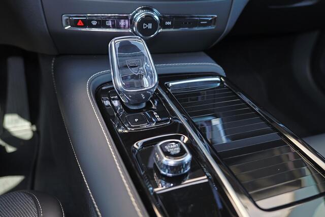 Volvo V60 T8 Recharge AWD Ultra Dark - Panorama/schuifdak - IntelliSafe Assist & Surround - 360º Camera - Harman/Kardon audio - Adaptieve LED koplampen - Verwarmde voorstoelen, stuur & achterbank - Parkeersensoren voor & achter - Elektr. bedienb. voorstoelen met ge