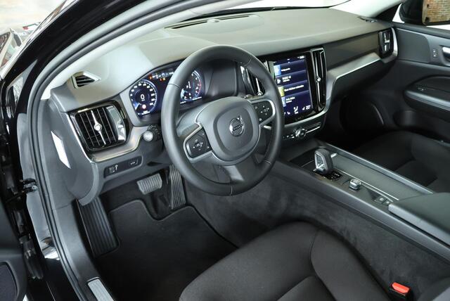 Volvo V60 B3 Essential Edition | Parkeersensoren voor + achter | Parkeercamera | Stoelverwarming | 19'' Lichtmetalen velgen | Exterieur styling kit | Navigatie | Stuurwielverwarming | Apple Carplay/Android Auto | Dealeronderhouden