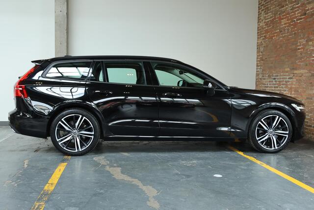 Volvo V60 B3 Essential Edition | Parkeersensoren voor + achter | Parkeercamera | Stoelverwarming | 19'' Lichtmetalen velgen | Exterieur styling kit | Navigatie | Stuurwielverwarming | Apple Carplay/Android Auto | Dealeronderhouden