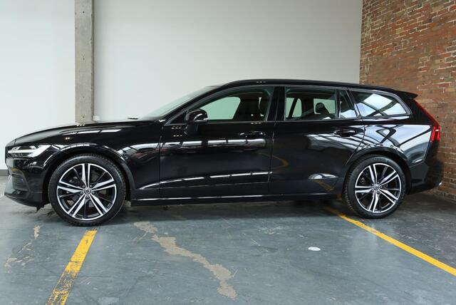 Volvo V60 B3 Essential Edition | Parkeersensoren voor + achter | Parkeercamera | Stoelverwarming | 19'' Lichtmetalen velgen | Exterieur styling kit | Navigatie | Stuurwielverwarming | Apple Carplay/Android Auto | Dealeronderhouden