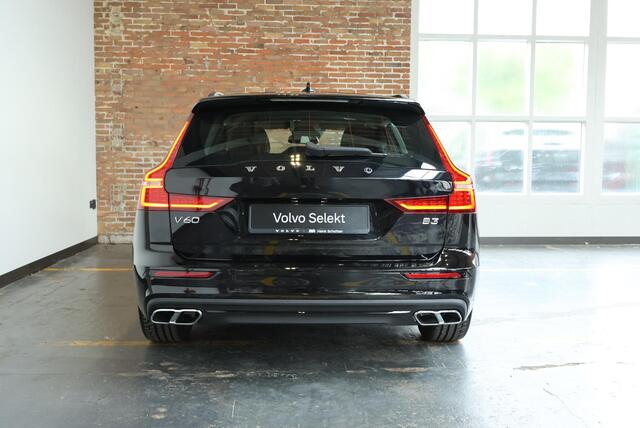 Volvo V60 B3 Essential Edition | Parkeersensoren voor + achter | Parkeercamera | Stoelverwarming | 19'' Lichtmetalen velgen | Exterieur styling kit | Navigatie | Stuurwielverwarming | Apple Carplay/Android Auto | Dealeronderhouden