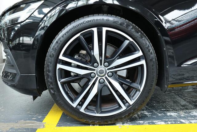 Volvo V60 B3 Essential Edition | Parkeersensoren voor + achter | Parkeercamera | Stoelverwarming | 19'' Lichtmetalen velgen | Exterieur styling kit | Navigatie | Stuurwielverwarming | Apple Carplay/Android Auto | Dealeronderhouden