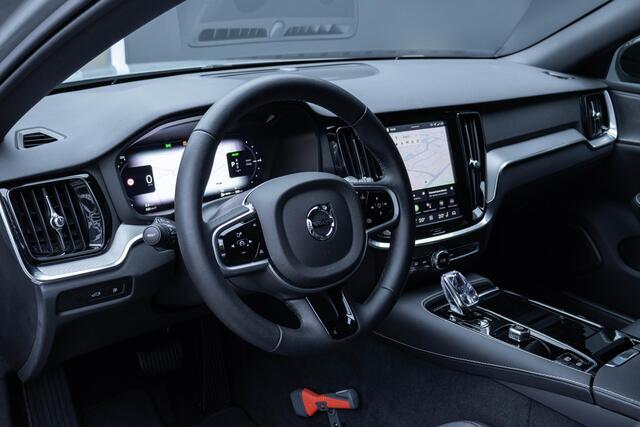 Volvo V60 T6 Plug-in hybrid AWD Plus Dark | Trekhaak | Verwarmbare voorstoelen+stuurwiel+achterbank | Rondom zichtcamera | Premium audio by Harman Kardon | Verwarmbare voorruit | 19 inch Lichtmetalen velgen