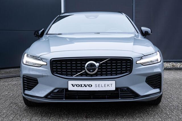 Volvo V60 T6 Plug-in hybrid AWD Plus Dark | Trekhaak | Verwarmbare voorstoelen+stuurwiel+achterbank | Rondom zichtcamera | Premium audio by Harman Kardon | Verwarmbare voorruit | 19 inch Lichtmetalen velgen