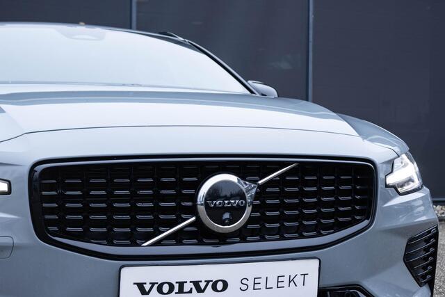 Volvo V60 T6 Plug-in hybrid AWD Plus Dark | Trekhaak | Verwarmbare voorstoelen+stuurwiel+achterbank | Rondom zichtcamera | Premium audio by Harman Kardon | Verwarmbare voorruit | 19 inch Lichtmetalen velgen