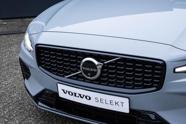 Volvo V60 T6 Plug-in hybrid AWD Plus Dark | Trekhaak | Verwarmbare voorstoelen+stuurwiel+achterbank | Rondom zichtcamera | Premium audio by Harman Kardon | Verwarmbare voorruit | 19 inch Lichtmetalen velgen