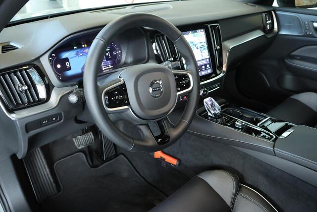 Volvo V60 2.0 T8 Plug-in hybrid AWD Plus Dark | 360º Visual Park Camera | Semi-Elektrische Trekhaak | Stoelverwarming Voor + Achter | Harman Kardon Premium Audio | Google Infotainment |