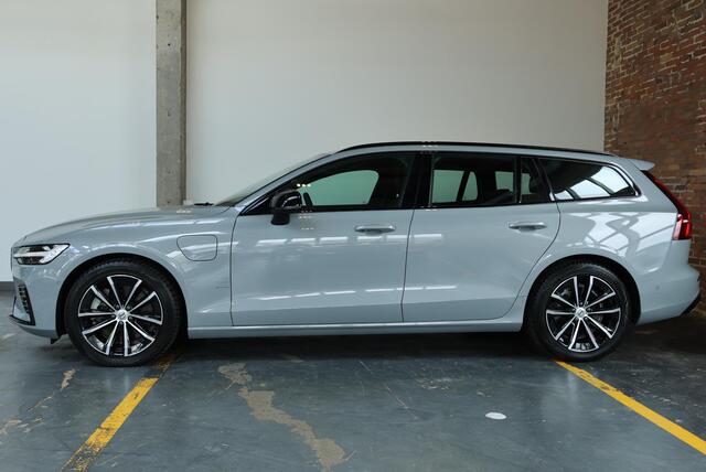 Volvo V60 2.0 T8 Plug-in hybrid AWD Plus Dark | 360º Visual Park Camera | Semi-Elektrische Trekhaak | Stoelverwarming Voor + Achter | Harman Kardon Premium Audio | Google Infotainment |