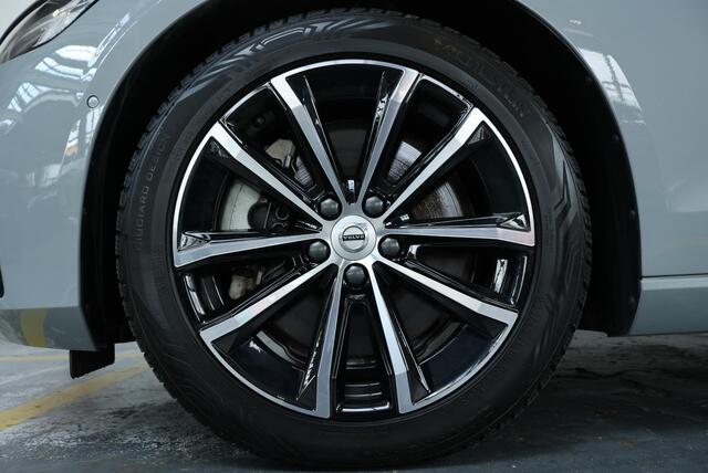 Volvo V60 2.0 T8 Plug-in hybrid AWD Plus Dark | 360º Visual Park Camera | Semi-Elektrische Trekhaak | Stoelverwarming Voor + Achter | Harman Kardon Premium Audio | Google Infotainment |