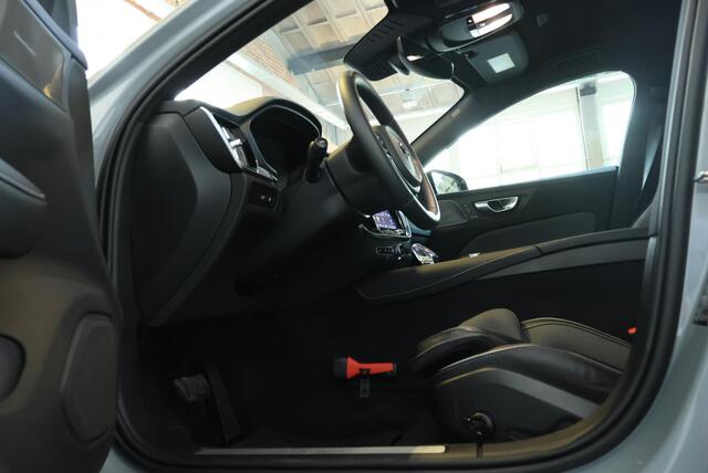 Volvo V60 2.0 T8 Plug-in hybrid AWD Plus Dark | 360º Visual Park Camera | Semi-Elektrische Trekhaak | Stoelverwarming Voor + Achter | Harman Kardon Premium Audio | Google Infotainment |