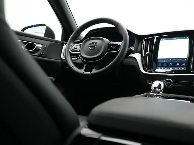 Volvo V60 T6 PHEV AWD Plus Dark Long Range 350pk Dealer O.H | Trekhaak Af Fabriek | Panodak | Adaptive Cruise | 360 Camera | Sportstoelen Memory & Verwarmd | Keyless | Apple Carplay | Pilot Assist | Stuurverwarming | Google Assistant & Maps | Navigatie | Virtual | 