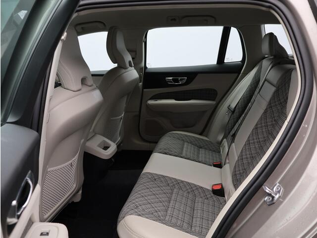 Volvo V60 2.0 T5 Momentum Pro / Adaptive Cruise / Pilot Assist / BLIS / Elektrische Achterklep / Carplay /