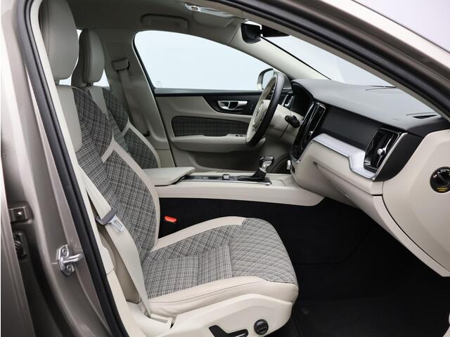 Volvo V60 2.0 T5 Momentum Pro / Adaptive Cruise / Pilot Assist / BLIS / Elektrische Achterklep / Carplay /