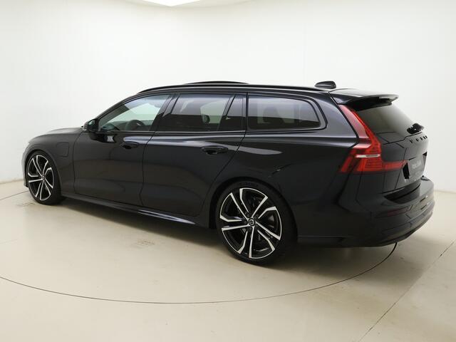 Volvo V60 T8 455pk AWD Ultra Dark Performance Edition / 20 Inch / Heico verlaagd / Stylingkit / Schuif-dak / H&K Audio / Getint glas.