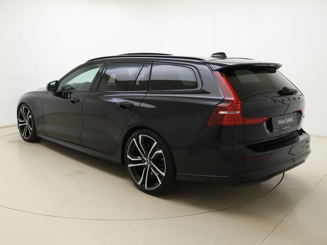 Volvo V60 T8 455pk AWD Ultra Dark Performance Edition / 20 Inch / Heico verlaagd / Stylingkit / Schuif-dak / H&K Audio / Getint glas.