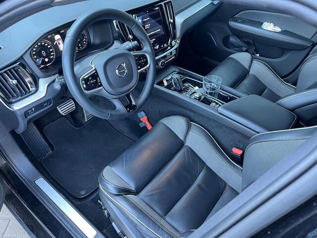 Volvo V60 2.0 B4 R-Design | Panoramadak | Harman Kardon Audio | Achteruitrijcamera | Parkeersensoren | Keyless Entry | Elektrische Achterklep | Stoelverwarming | Navigatie | Apple Carplay | Android Auto