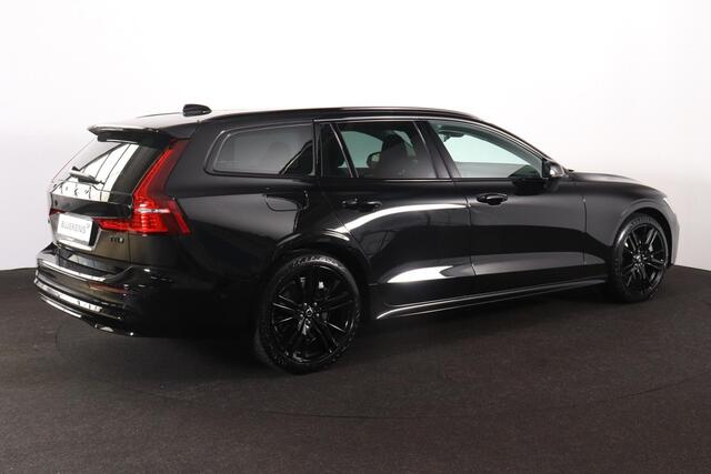 Volvo V60 T8 Performance AWD Plus Dark - Panoramisch schuif-/kanteldak - Intellisafe Assist/Surround - Lederen bekleding - Head-up Display - 360 graden camera - Verwarmbare voorstoelen - Verwarmbaar stuurwiel - Getint glas - 19' Glossy Black velgen - Polestar Optim