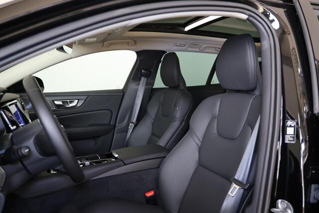 Volvo V60 T8 Performance AWD Plus Dark - Panoramisch schuif-/kanteldak - Intellisafe Assist/Surround - Lederen bekleding - Head-up Display - 360 graden camera - Verwarmbare voorstoelen - Verwarmbaar stuurwiel - Getint glas - 19' Glossy Black velgen - Polestar Optim