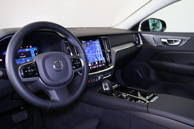 Volvo V60 T8 Performance AWD Plus Dark - Panoramisch schuif-/kanteldak - Intellisafe Assist/Surround - Lederen bekleding - Head-up Display - 360 graden camera - Verwarmbare voorstoelen - Verwarmbaar stuurwiel - Getint glas - 19' Glossy Black velgen - Polestar Optim