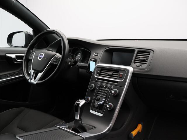 Volvo V60 2.0 T3 150PK Nordic / Parkeerverwarming / Trekhaak / All Season Banden / Parkeersensoren V+A / Verwarmbare voorstoelen + Achterbank /