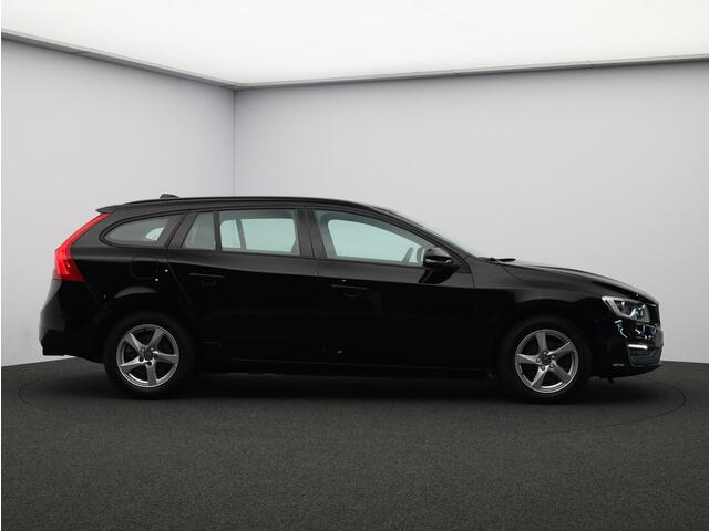 Volvo V60 2.0 T3 150PK Nordic / Parkeerverwarming / Trekhaak / All Season Banden / Parkeersensoren V+A / Verwarmbare voorstoelen + Achterbank /
