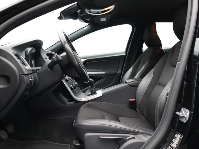 Volvo V60 2.0 T3 150PK Nordic / Parkeerverwarming / Trekhaak / All Season Banden / Parkeersensoren V+A / Verwarmbare voorstoelen + Achterbank /
