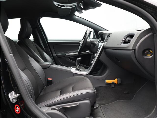 Volvo V60 2.0 T3 150PK Nordic / Parkeerverwarming / Trekhaak / All Season Banden / Parkeersensoren V+A / Verwarmbare voorstoelen + Achterbank /