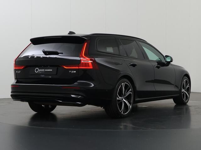 Volvo V60 Plus Dark | Panoramadak | Lederen Interieur | Stoelverwarming voor + achter | Apple CarPlay/Android Auto | HUD | Navigatie | 360 Camera | DAB | Adaptieve Cruise Control | Ele. kofferdeksel | Ele. verstelbare stoelen + Geheugen | Harman/Kardon Audio |